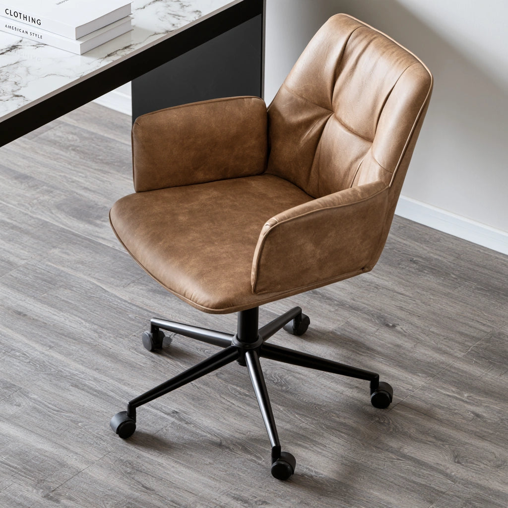 Krzesło biurowe obrotowe w kolorze koniakowym, styl mid-century modern, z tapicerką z eko skóry, od inletinterior